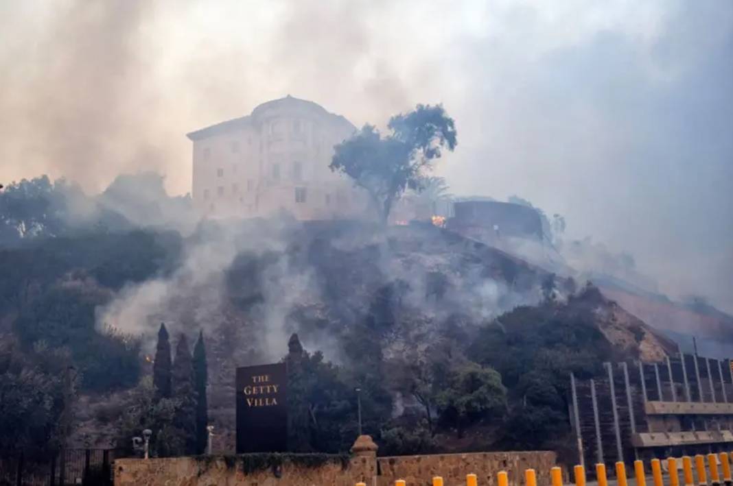 Los Angeles'ta yangın felaketi: Hollywood yıldızlarının yaşadığı bölgede 30 bin kişi tahliye edildi 5